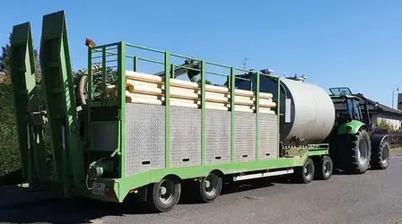 Professionele waterput boormachine van Kurstjens Puttenboorbedrijf tijdens transport naar klantlocatie in Limburg